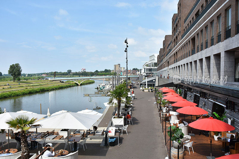 荷兰，马斯河港，文罗林堡，人们在餐馆里吃和喝