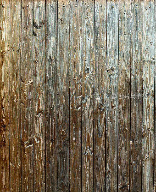 未经处理的木质表面、墙壁或地板。