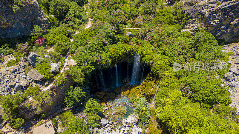 Yerkopru瀑布和峡谷无人机从Mersin地区，土耳其夏季时间