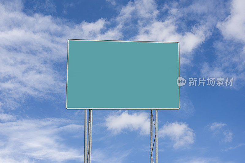 空白的绿色道路标志与杆子