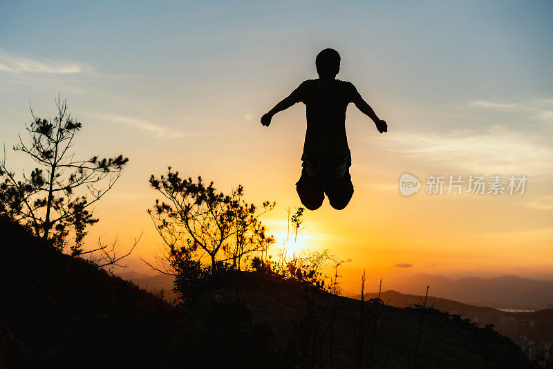 夕阳西下，一个人在山顶上跳了起来