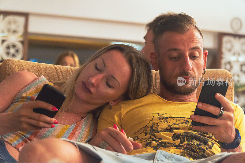 年轻夫妇在手机上使用社交媒体