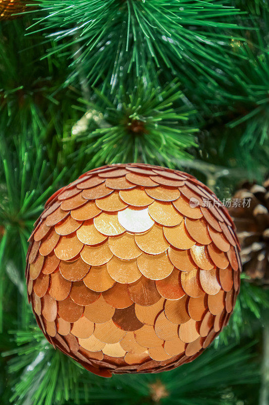 装饰在圣诞树上的黄金抛光金属小饰品。