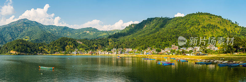 尼泊尔宁静的湖岸下绿色喜马拉雅山脉博卡拉全景