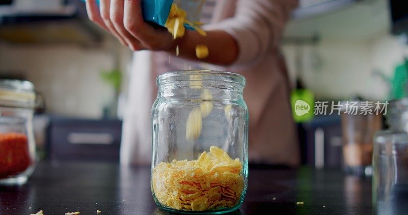 一位妇女正在厨房的食品储藏室里整理食物