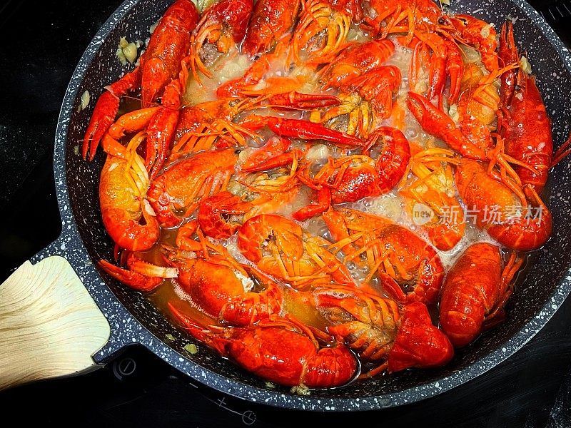 烹饪中国小龙虾