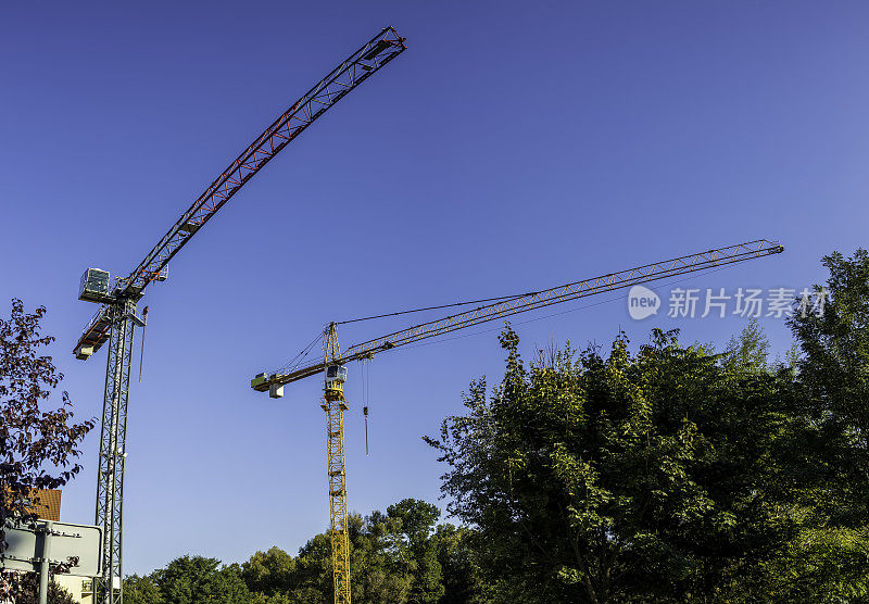 建筑工地。起重机