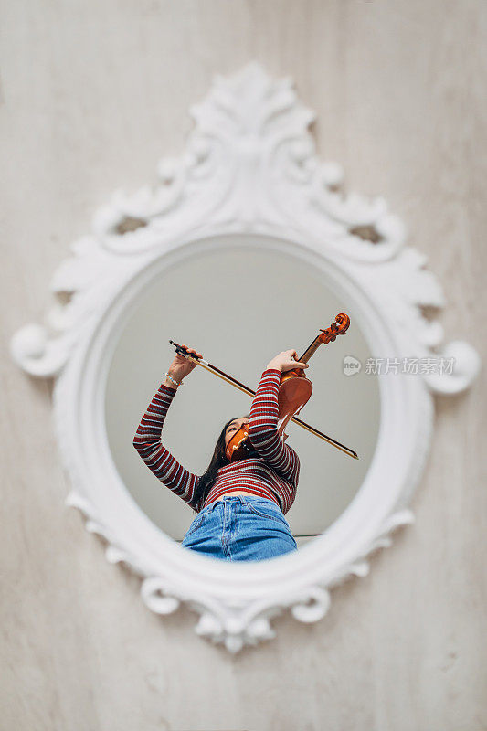 小提琴家在练习小提琴的技巧中处于艺术狂喜的小提琴家小提琴家对着镜子。