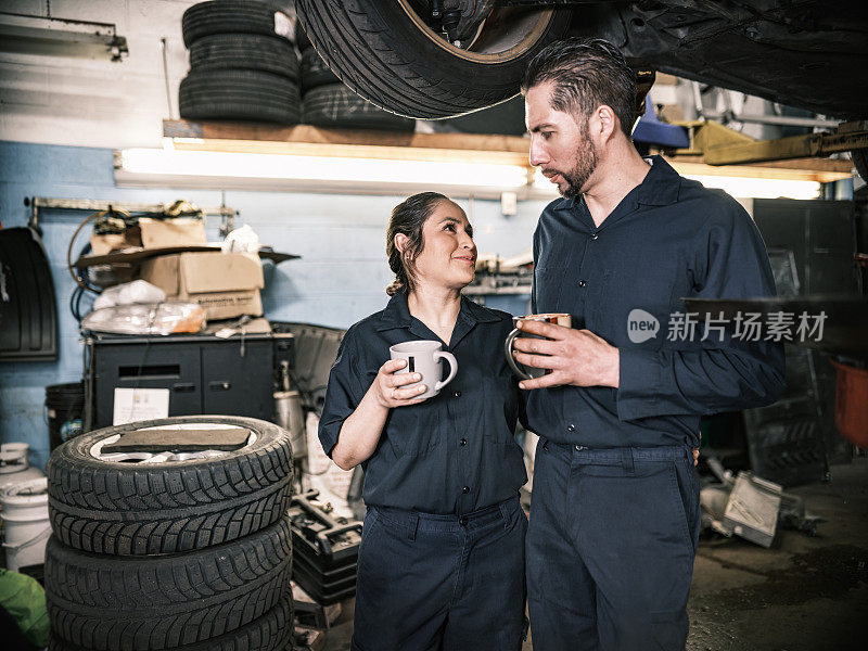 墨西哥机械师夫妇在店里喝咖啡休息