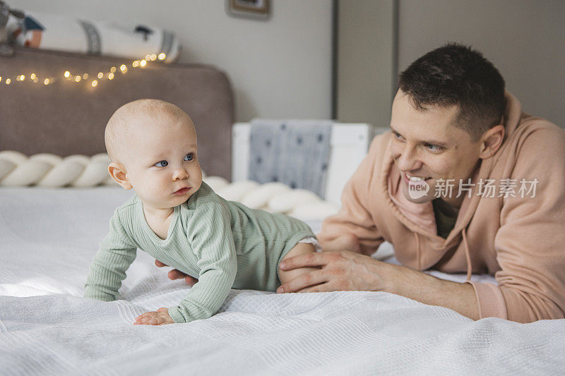爸爸和宝宝在床上玩耍