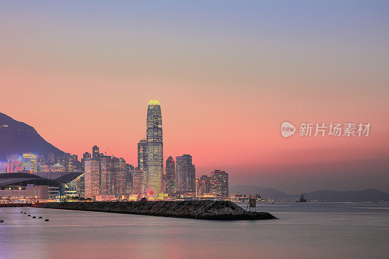 夕阳下的红光照亮了香港中环