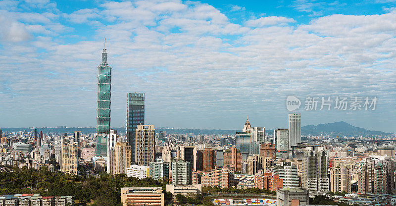 有现代建筑和美丽云彩的台北市的早晨