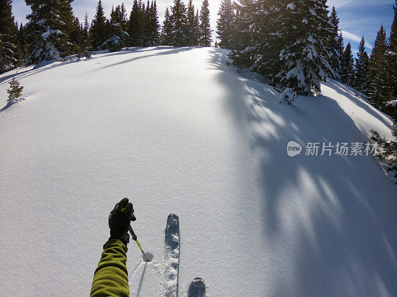 阳光明媚的一天，在山上滑雪