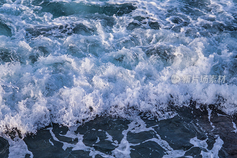 海浪拍打着海岸