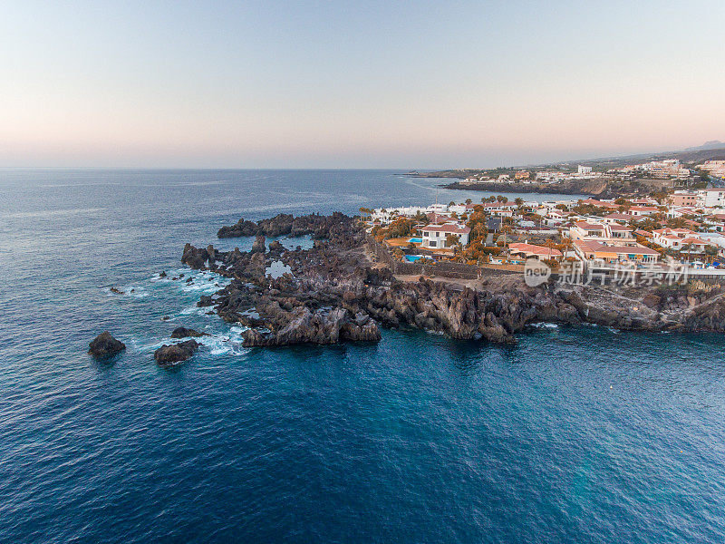 圣地亚哥德尔泰德港口地区，加那利群岛的特内里费岛鸟瞰图。