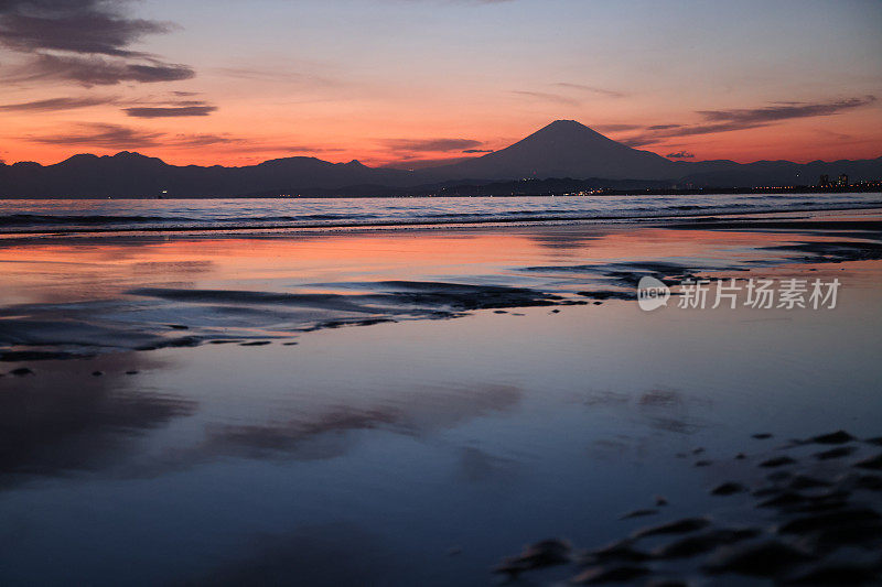 日落海滩上的富士山剪影