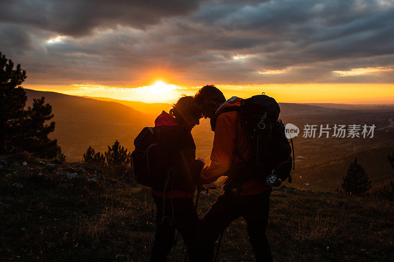 日落时分，一对深情的徒步旅行者夫妇