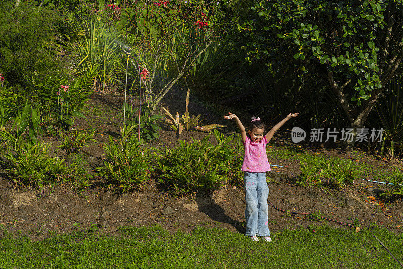 拉丁女孩在她农场的花园中享受大自然