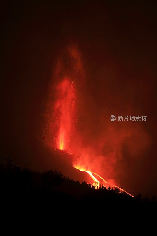 康伯维哈火山爆发。火山锥和火山弹飞向黎明山。