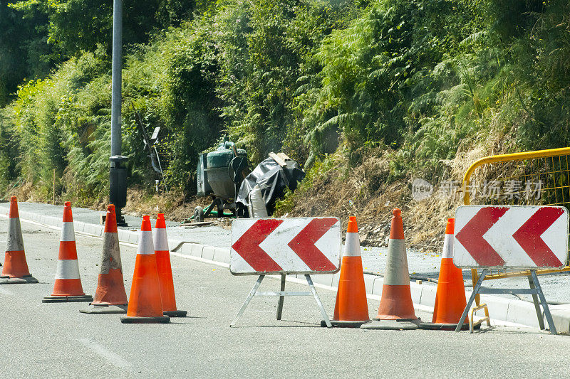 道路工程、前方危险警告、箭头标志、交通锥标。