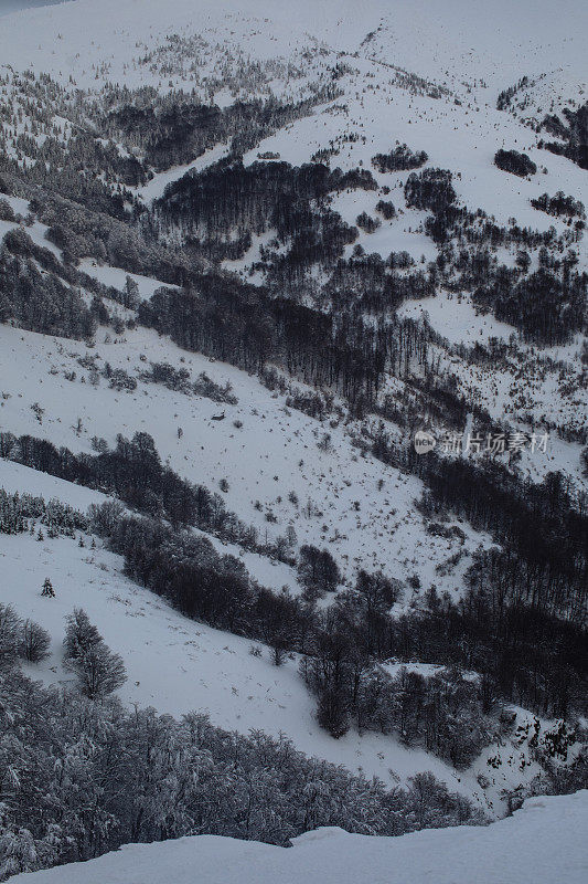 山坡上的积雪