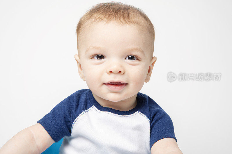 六个月大的男婴在微笑
