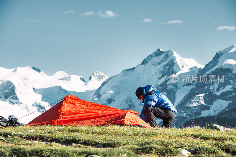 一个孤独的人在山上搭起了帐篷