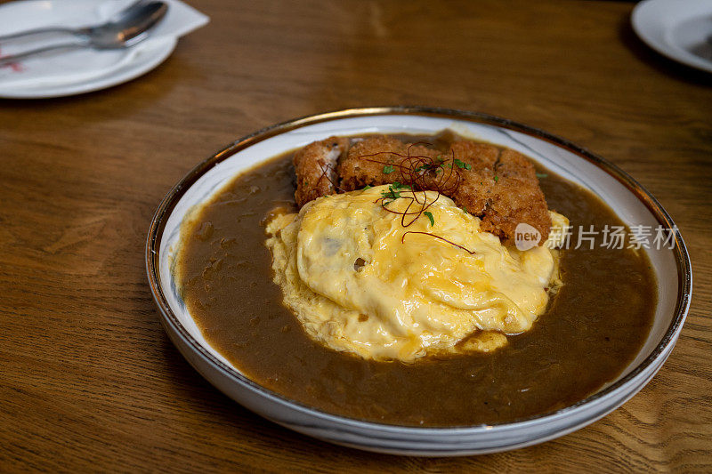 酥脆的鸡肉配上芳香的咖喱katsu酱和松软的米饭