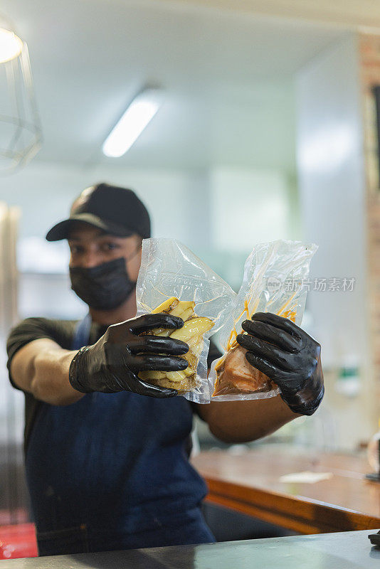 餐厅厨师检查布道准备和传递