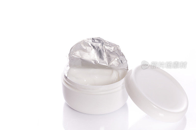 打开白色奶油罐在白色背景孤立的关闭