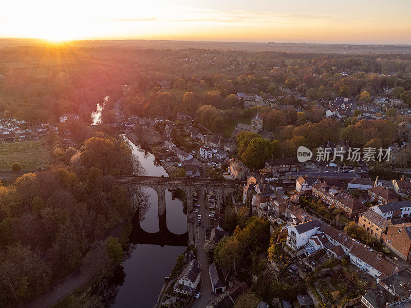 在日落时的鸟瞰历史高架桥和Nidd河在Knaresborough，北约克郡，英国。用0级无人机拍摄