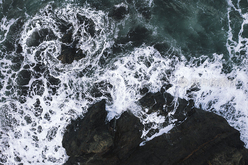 海浪拍打岩石海滩的鸟瞰图