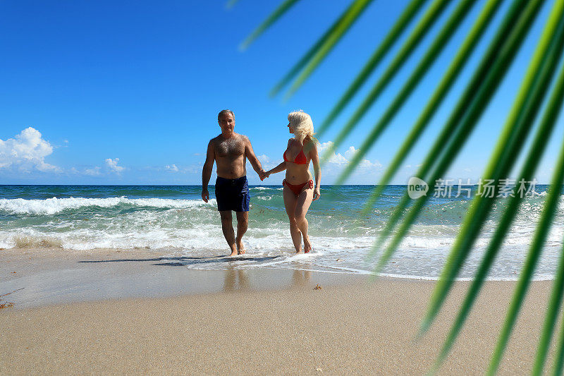 成熟美丽的男女享受浪漫的热带海滩度假