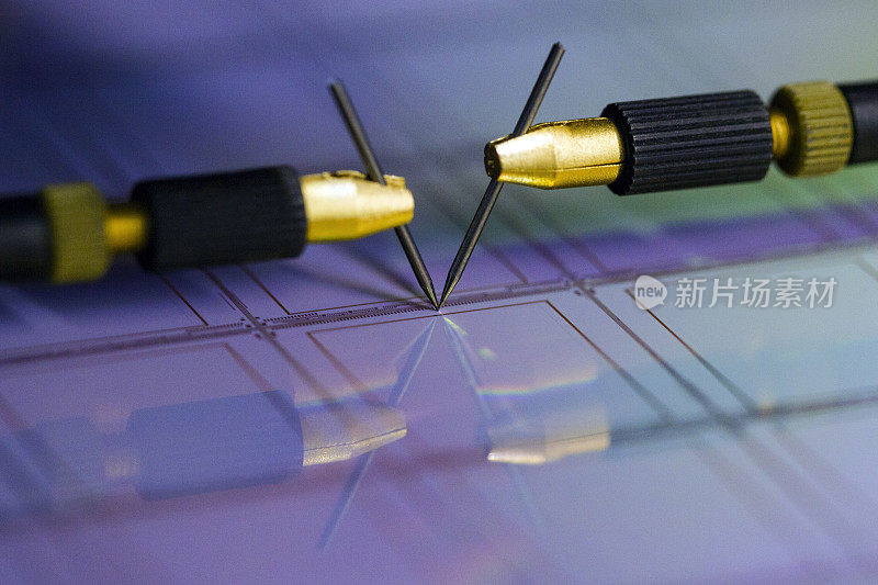 在硅片上测试半导体用带针的手动探针系统。有选择性的重点。
