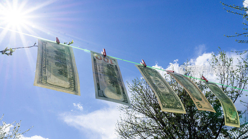 晾在衣夹上晾干的钱——洗衣机洗完的钞票——非法兑现1,2,10,100美元和洗钱团伙——生活成本、能源和天然气成本增加