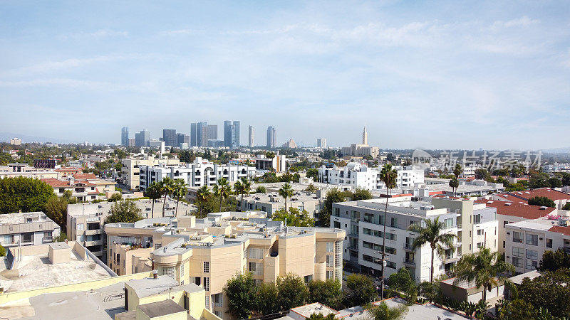 西洛杉矶市景，住宅区和办公楼，可以看到世纪城。