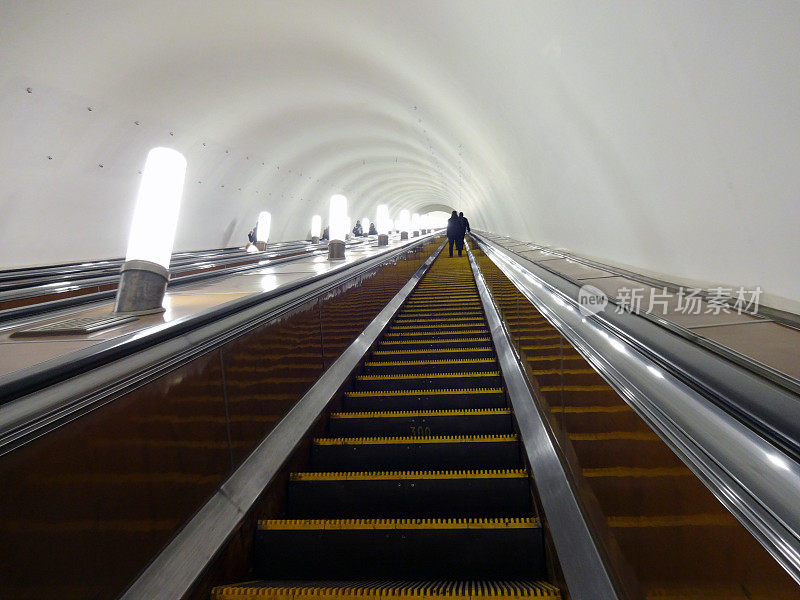 地铁里自动扶梯的台阶