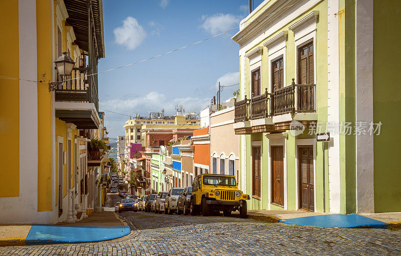 波多黎各圣胡安老城五颜六色的房子和街道