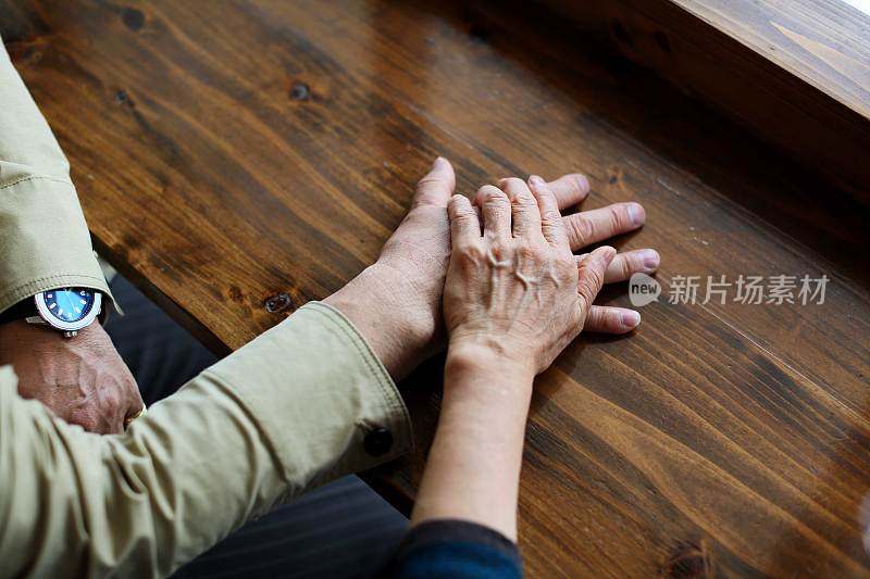 老年夫妇重叠的手