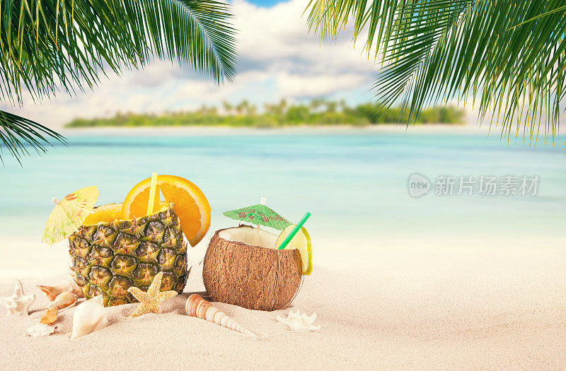 热带沙滩，夏日饮品