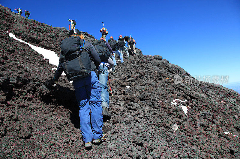 在维拉里卡火山徒步旅行的旅游团