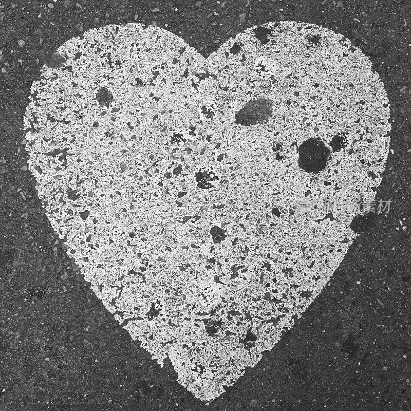 肮脏的心形状的爱在混凝土人行道纽约