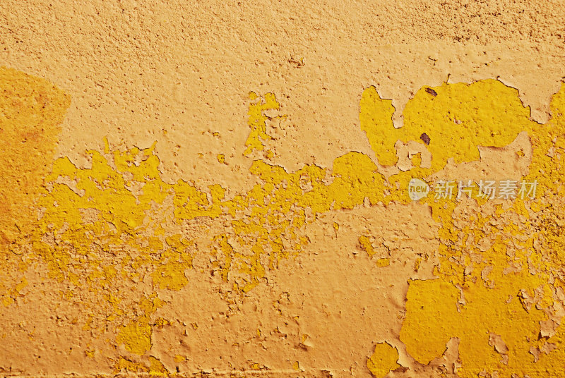 混凝土墙被油漆剥落成黄色