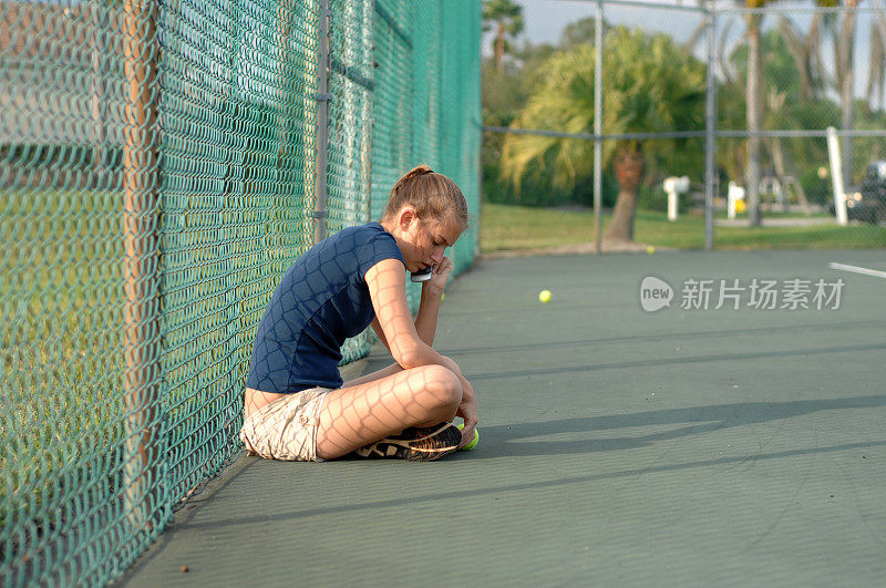 在球场上打网球