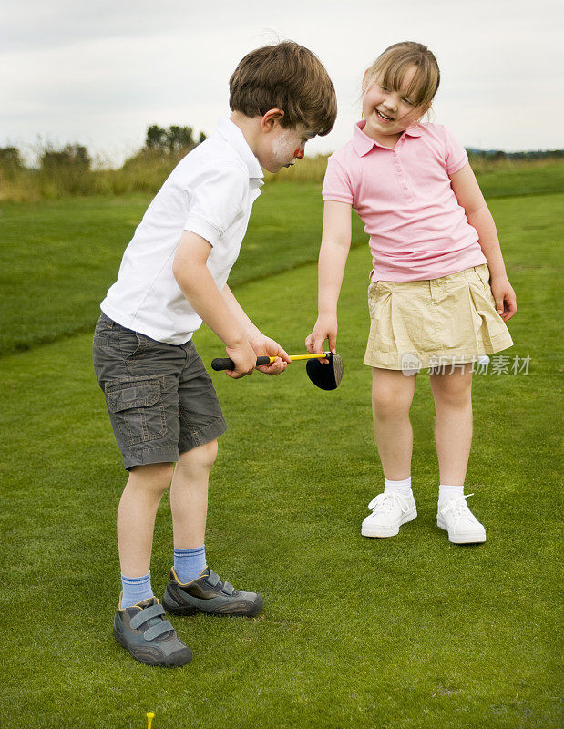 男孩和女孩共用高尔夫球司机