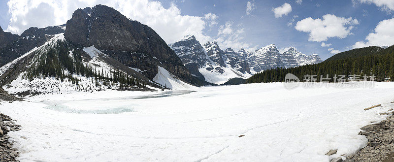 冰碛湖在2011年5月底仍然冻结