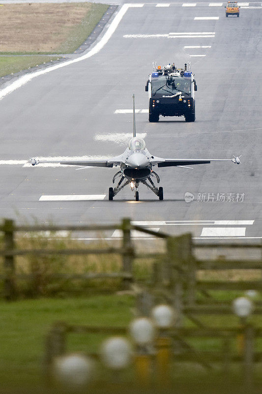 F-16与消防车护航