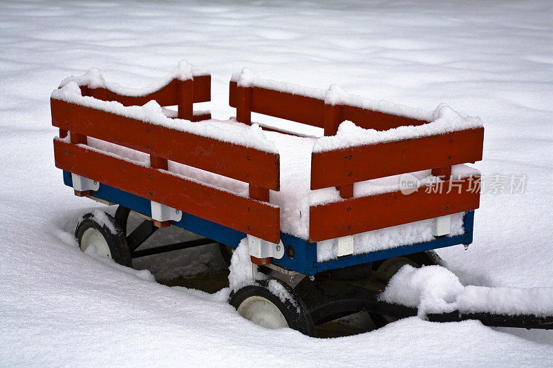 雪地里的玩具红马车