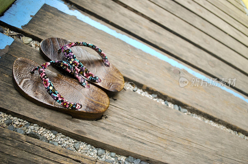 日本木制凉鞋在风化的木板上