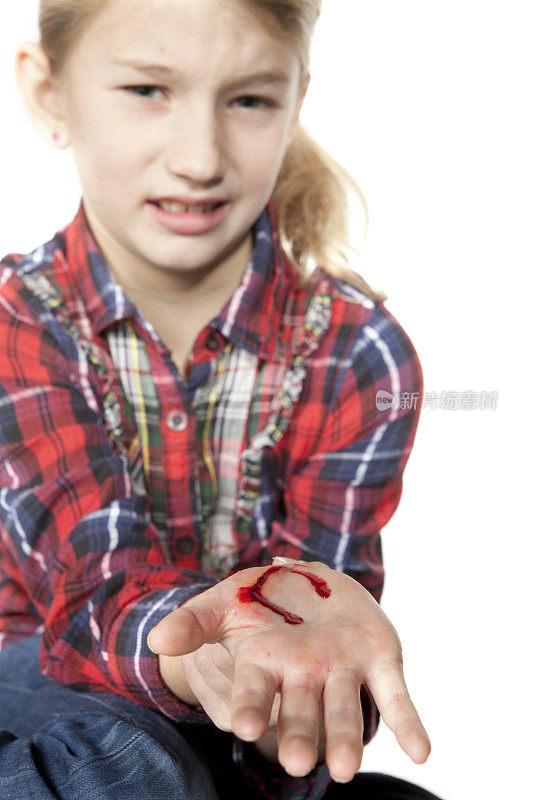 年轻女孩用一只痛苦的手抚摸着白色